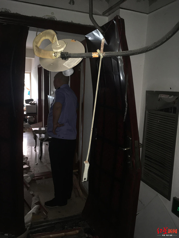 小區(qū)住戶屋內(nèi)爆炸，防盜門整體已經(jīng)彎曲